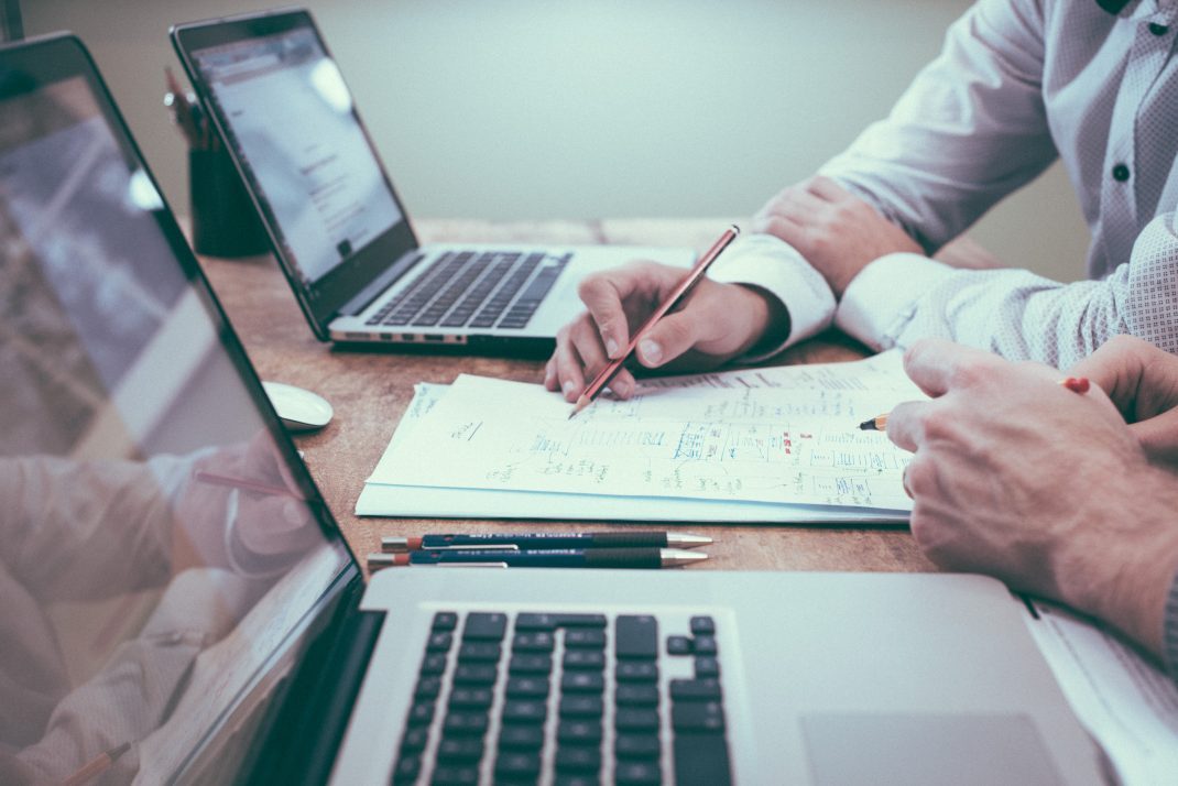 Mensen achter laptops opleiding anti-money laundering know your customer
