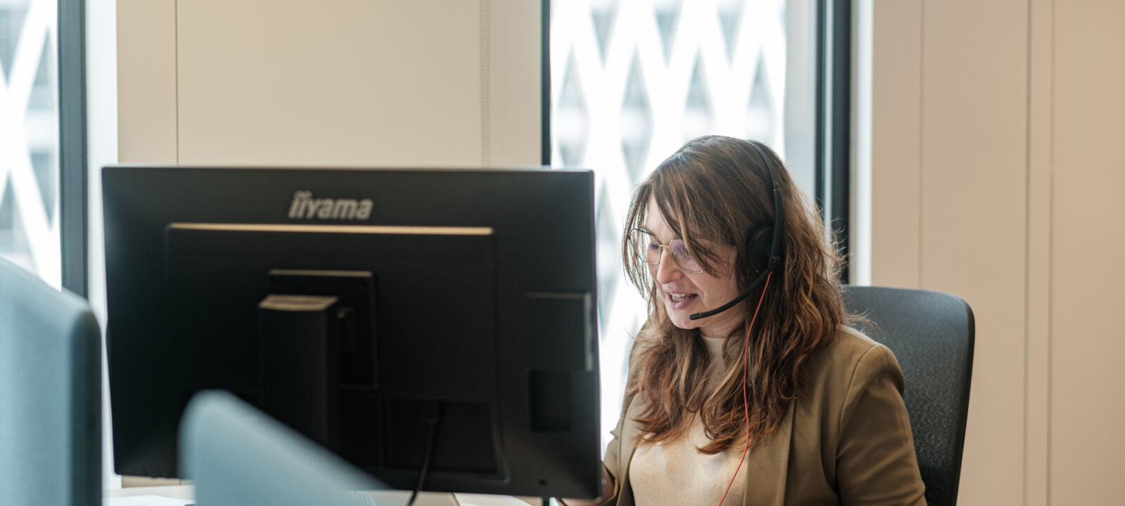 Sarah aan haar bureau