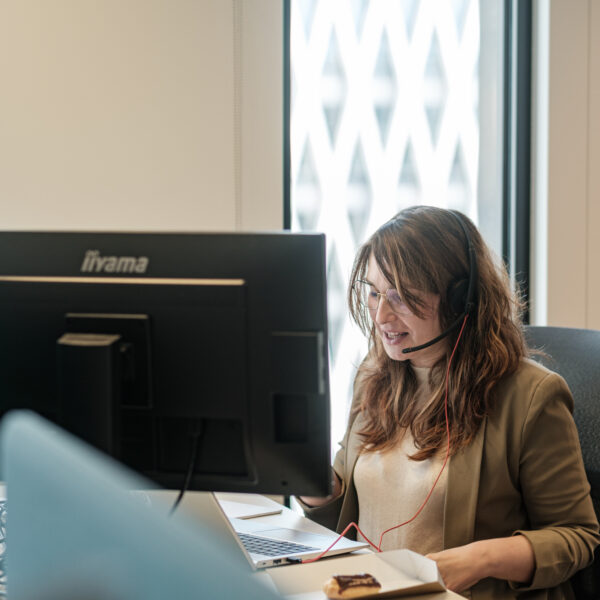 Sarah aan haar bureau